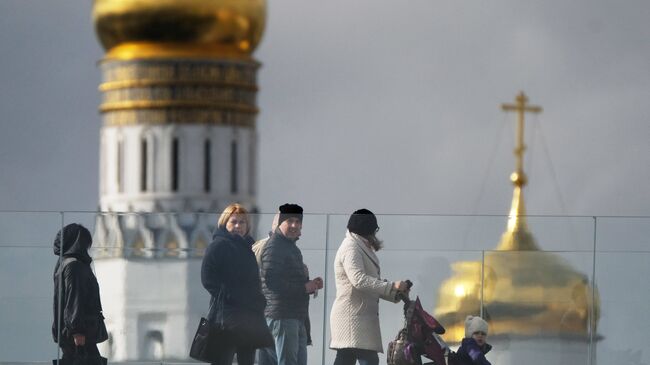 Посетители на территории природно-ландшафтного парка Зарядье в Москве