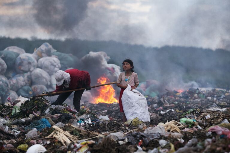 Quoc Nguyen Linh Vinh. The hopeful eyes of the girl making a living by rubbish