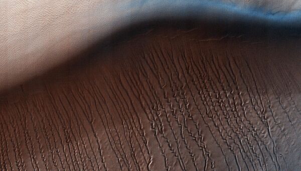 Поверхность Марса снятая Марсианским разведывательным спутником. Архивное фото