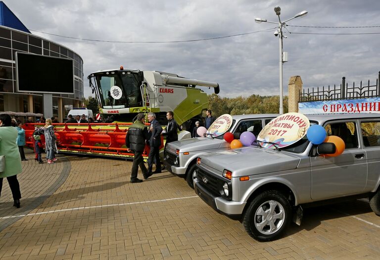 Автомобили Лада Нива получили четверо комбайнеров, достигших лучших показателей по уборке зерновых колосовых и зернобобовых культур