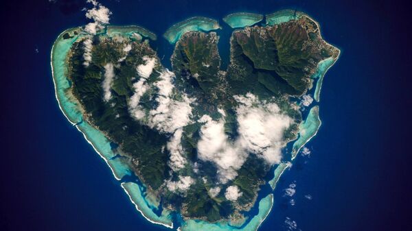 Остров Муреа, который расположен во Французской Полинезии в Тихом океане с борта МКС