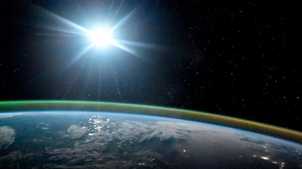 Ночная планета Земля в лунном свете и сиянии Авроры. Архивное фото