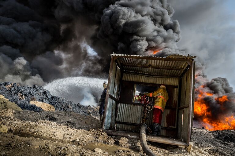 Alessandro Rota. Qayyarah burning oil fields