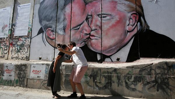 Граффити с поцелем Дональда Трампа и Биньямина Нетаньяху на стене между Израилем и Палестиной в Вифлееме, Израиль