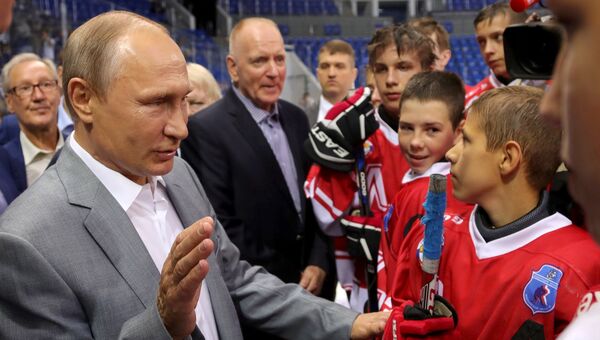 Президент РФ Владимир Путин и Гордон Беренсон во время встречи с молодыми хоккеистами в Сочи. 13 сентября 2017