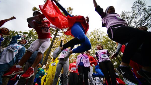 Участники благотворительного Супергеройского забега в московском парке Сокольники
