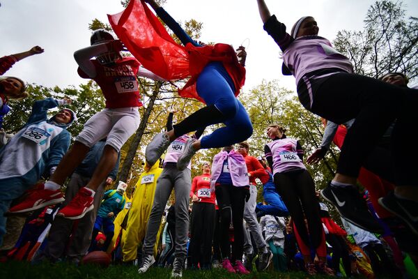 Участники благотворительного Супергеройского забега в московском парке Сокольники