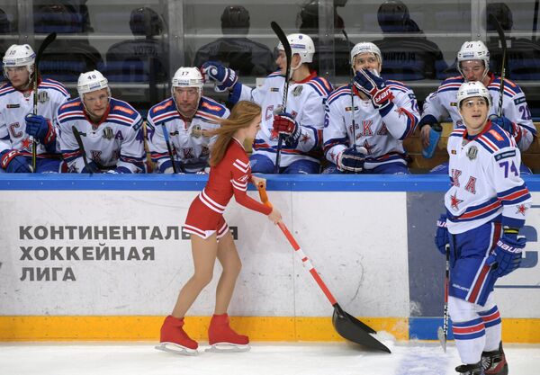 Девушка из группы поддержки во время матча регулярного чемпионата Континентальной хоккейной лиги между ХК Спартак (Москва) и ХК СКА (Санкт-Петербург)
