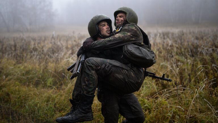 Марш-бросок во время квалификационных испытаний на право ношения крапового берета среди военнослужащих и сотрудников подразделений специального назначения Сибирского округа Росгвардии на базе учебного центра Горный в Новосибирской области