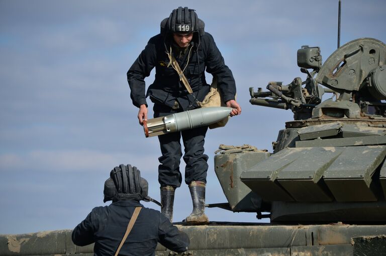 Экипаж танка Т-72Б3 мотострелковой бригады 58-й армии на полигоне Гвардеец в Шалинском районе Экипаж танка Т-72Б3 мотострелковой бригады 58-й армии на полигоне Гвардеец в Шалинском районе