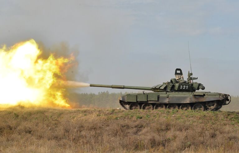 Танк Т-72Б3 во время учений на полигоне Погоново в Воронежской области Танк Т-72Б3 во время учений на полигоне Погоново в Воронежской области