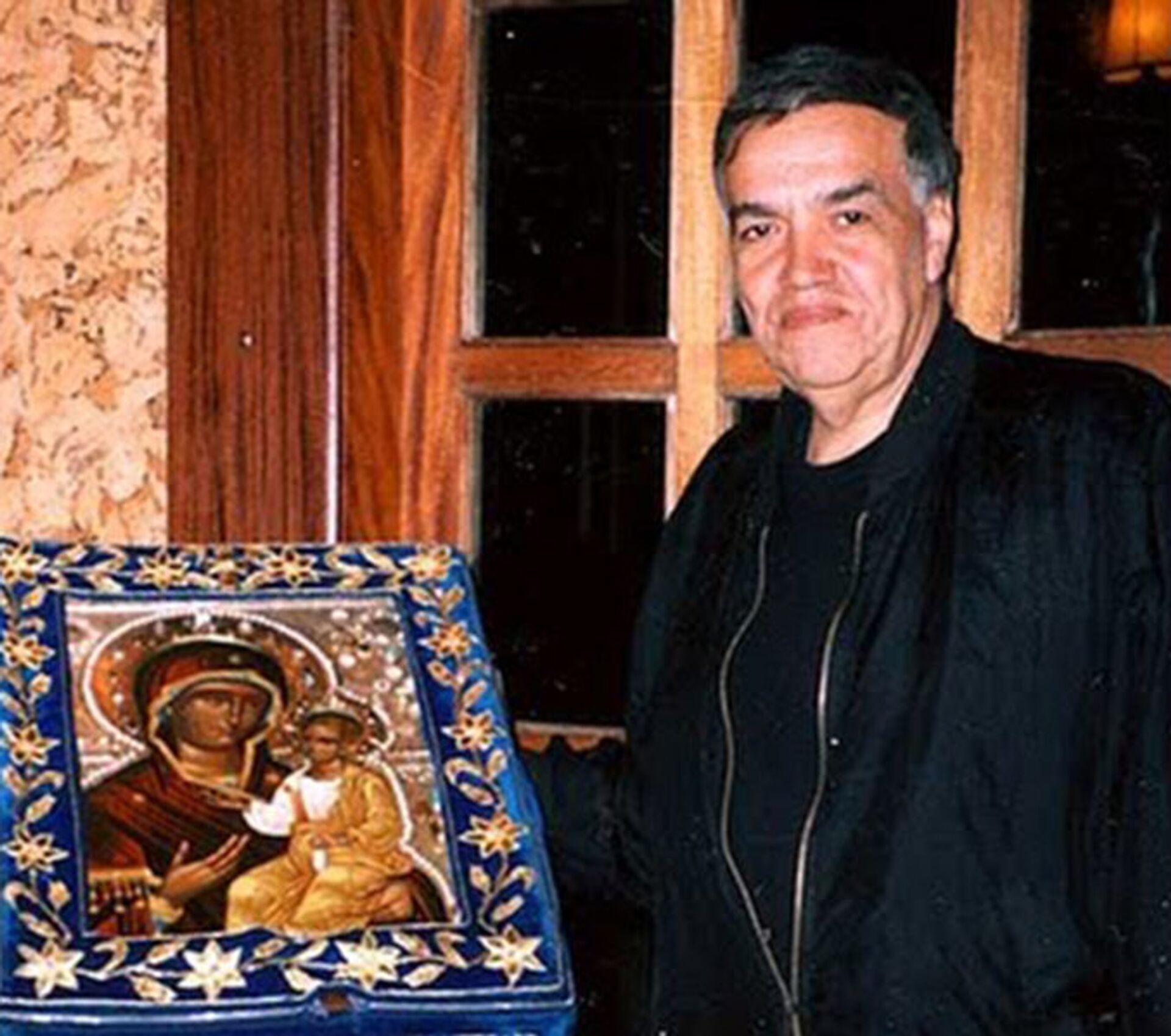 Монреальская мироточивая икона и брат иосиф. Икона божией матери иверская монреальская мироточивая. Иосиф муньос. Брат иосиф муньос кортес. Иосиф муньос икона.