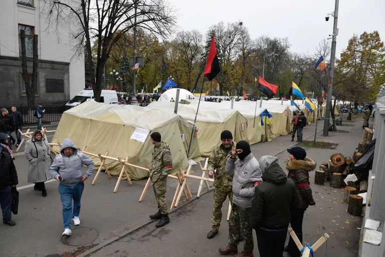 Палаточный городок участников веча у здания Верховной рады Украины в Киеве. 29 октября 2017 Палаточный городок участников веча у здания Верховной рады Украины в Киеве. 29 октября 2017