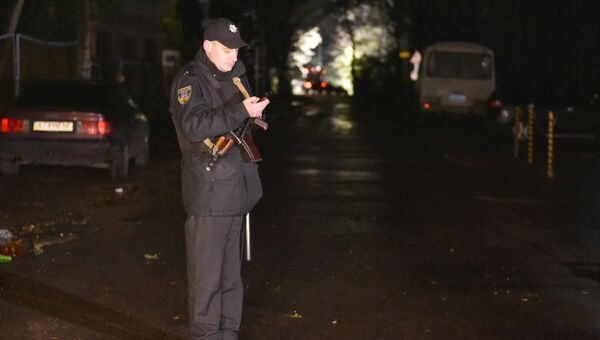 Полицейский на месте нападения на Адама Осмаева и Амину Окуеву в Киевской области