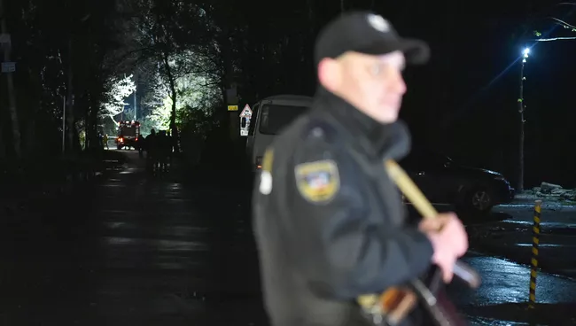 Полицейский на месте нападения на Адама Осмаева и Амину Окуеву в Киевской области. 30 октября 2017