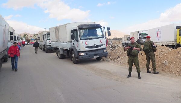 Российские военные обеспечивают беспрепятственный проход гумпомощи ООН в пригород Дамаска, Сирия. 31 октября 2017