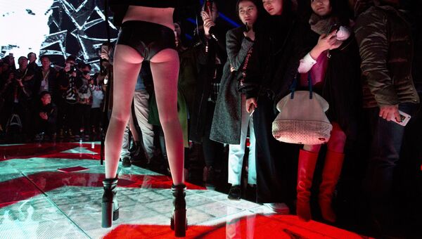 Модель во время модного показа в Пекине