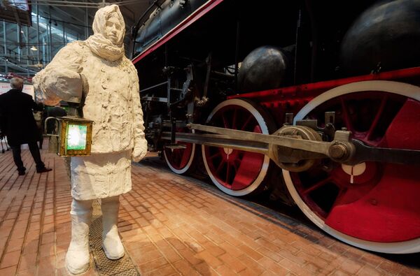 Скульптура дежурной по переезду, представленная в экспозиции Музея российских железных дорог, открывшегося в Санкт-Петербург