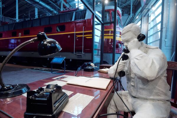 Скульптура диспетчера, представленная в экспозиции Музея российских железных дорог, открывшегося в Санкт-Петербург