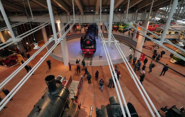 Посетители во время осмотра экспозиции Музея российских железных дорог, открывшегося в Санкт-Петербурге
