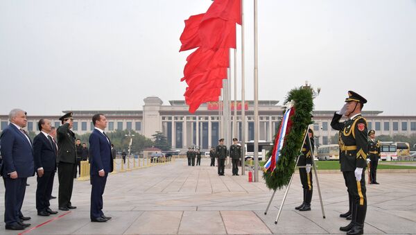Председатель правительства РФ Дмитрий Медведев во время церемонии возложения венка к Памятнику народным героям в Пекине. 31 октября 2017
