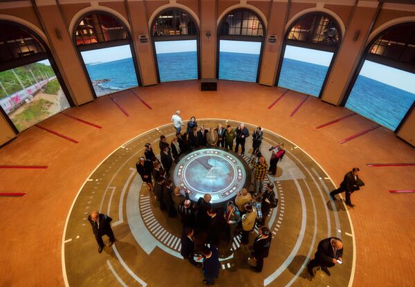 Посетители у интерактивного табло Стрелки времени на церемонии открытия Музея российских железных дорог в Санкт-Петербург