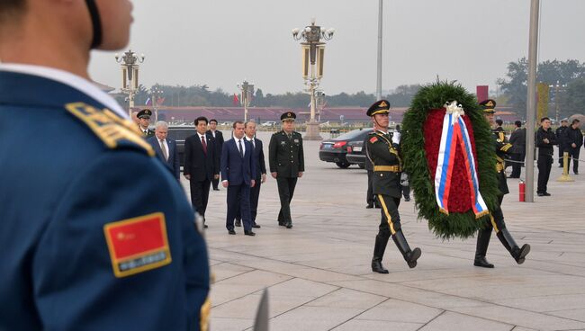 Председатель правительства РФ Дмитрий Медведев во время церемонии возложения венка к Памятнику народным героям в Пекине. 31 октября 2017