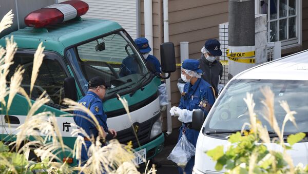 Полицейские перед домом, в котором были обнаружены девять трупов, в префектуре Канагава. 31 октября 2017