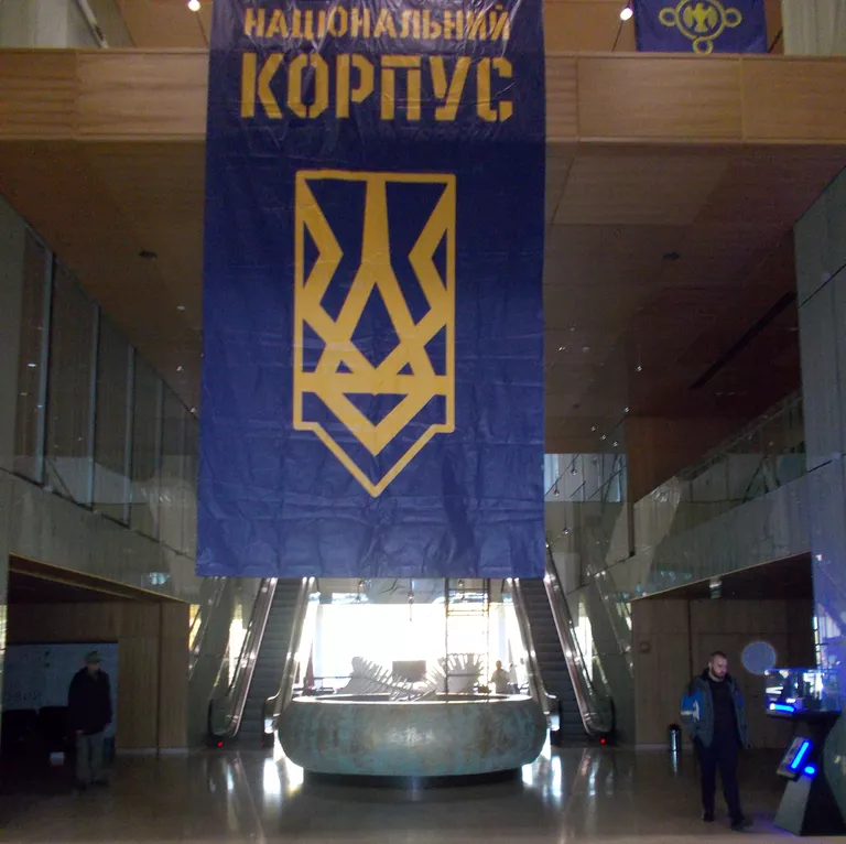 Флаг Национального корпуса внутри захваченного здания офисного центра Парковый. 28 октября 2017 Флаг Национального корпуса внутри захваченного здания офисного центра Парковый. 28 октября 2017