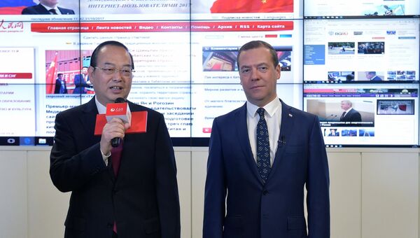 Председатель правительства РФ Дмитрий Медведев во время онлайн-конференции с китайскими интернет-пользователями в редакции сайта Жэньминьван. 31 октября 2017