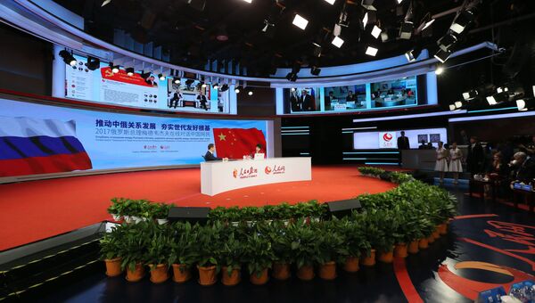 Председатель правительства РФ Дмитрий Медведев во время онлайн-конференции с китайскими интернет-пользователями в штаб-квартире Жэньминь жибао. 31 октября 2017