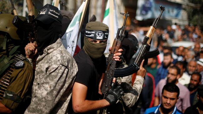 Палестинские боевики принимают участие в похоронах своих товарищей в центральном секторе Газа. 31 октября 2017