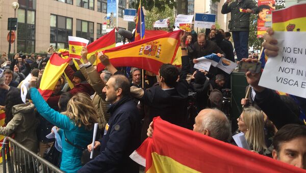 Противники независимости Каталонии во время пресс-конференции Карлеса Пучдемона в Брюсселе. 31 октября 2017