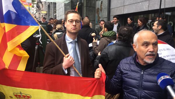 Сторонники и противники независимости Каталонии во время пресс-конференции Карлеса Пучдемона в Брюсселе.