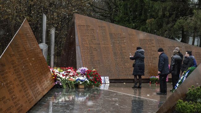 Посетители на открытии мемориала Сад памяти погибшим в авиакатастрофе над Синаем на Румболовской горе в Ленинградской области. 31 октября 2017