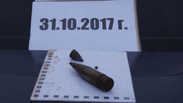 Последствия обстрела жилых домов в селе Пришиб у линии соприкосновения в Донбассе. 31 октября 2017