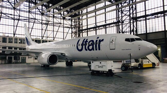 Самолет Boeing 737-800 авиакомпании Utair в новой ливрее в ангаре аэропорта Внуково. 31 октября 2017