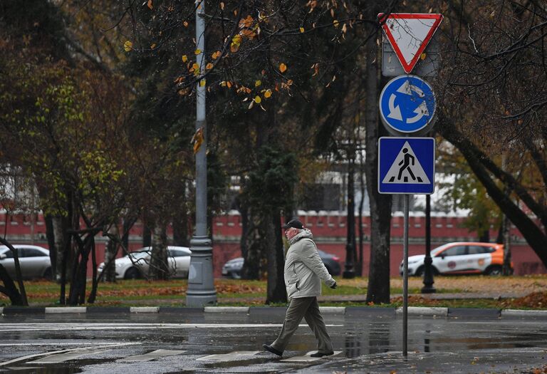 Пешеход возле перекрестка с круговым движением в Москве Пешеход возле перекрестка с круговым движением в Москве