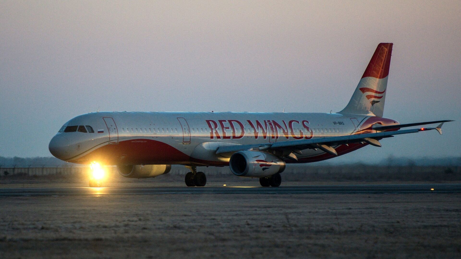 Самолет Airbus A-321 авиакомпании Red Wings во время взлета из аэропорта Толмачево в Новосибирске0