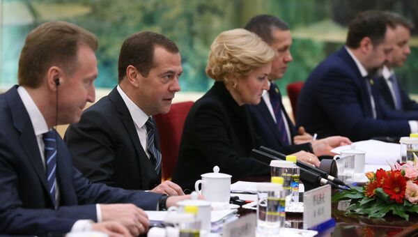 Председатель правительства РФ Дмитрий Медведев во время встречи в Пекине с премьером Государственного совета КНР Ли Кэцяном. 1 ноября 2017