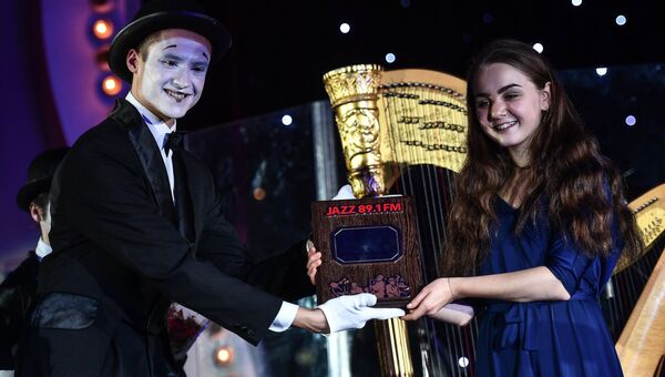Музыкант Анастасия Волкомурова получает премию радио JAZZ 89.1 FM Все цвета джаза - 2017 в номинации Открытие года