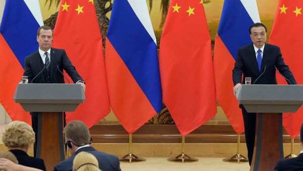 Председатель правительства РФ Дмитрий Медведев и премьер Государственного совета КНР Ли Кэцян на совместной пресс-конференции в Пекине. 1 ноября 2017