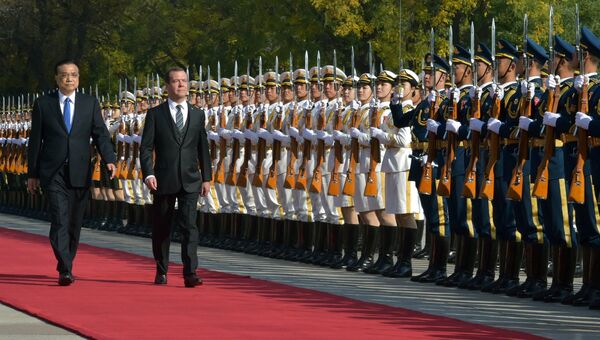 Председатель правительства РФ Дмитрий Медведев и премьер Государственного совета КНР Ли Кэцян в Пекине. 1 ноября 2017