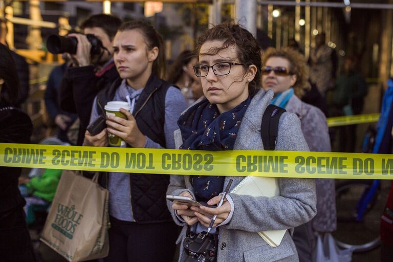 Очевидцы и журналисты на месте наезда грузовика на людей в Нью-Йорке. 31 октября 2017