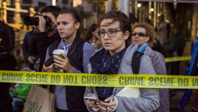 Очевидцы и журналисты на месте наезда грузовика на людей в Нью-Йорке. 31 октября 2017