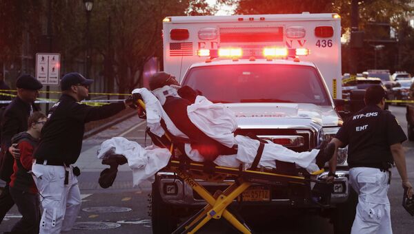Оказание помощи пострадавшему на месте наезда грузовика на людей в Нью-Йорке. 31 октября 2017