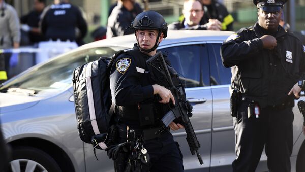 Полицейские на месте наезда грузовика на людей в Нью-Йорке. 31 октября 2017
