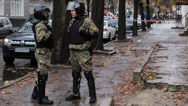 Сотрудники украинских спецслужб рядом с домом Александра Авакова в Харькове. 31 октября 2017