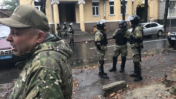 Сотрудники украинских спецслужб рядом с домом Александра Авакова в Харькове