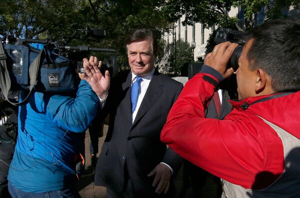 Экс-глава предвыборного штаба Трампа Пол Манафорт у здания федерального окружного суда в Вашингтоне Экс-глава предвыборного штаба Трампа Пол Манафорт у здания федерального окружного суда в Вашингтоне